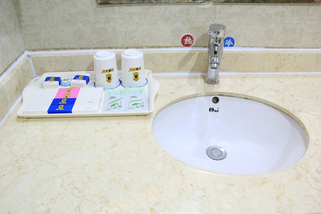 Super 8 Hotel Chengdu Airport Branch Buitenkant foto